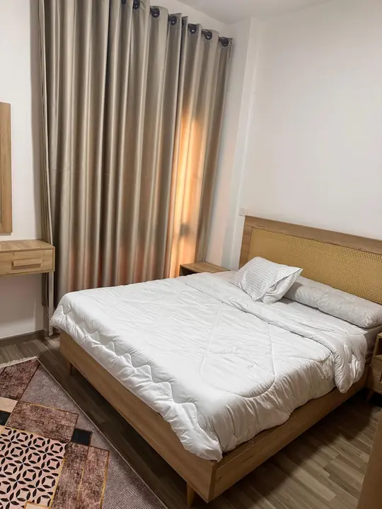 غرفة نوم بسرير مزدوج وستائر