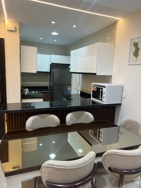 مطبخ مفتوح مع طاولة طعام