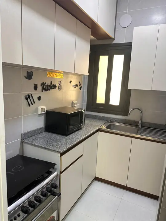 مطبخ مجهز بفرن وميكروويف