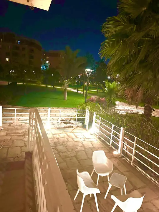 تراس بجلسة خارجية ليلًا