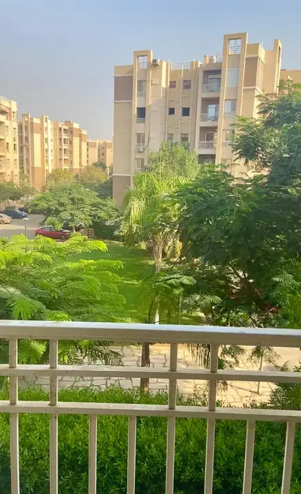 بلكونة مطلة على أشجار